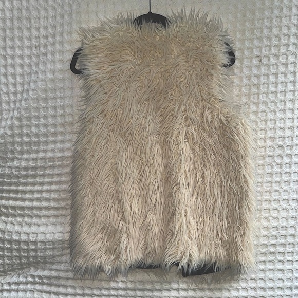 Forever 21 Faux-Fur Vest - Picture 3 of 4